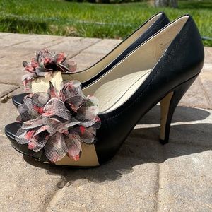 Eva & Zoe heels with accent puff. Size 10